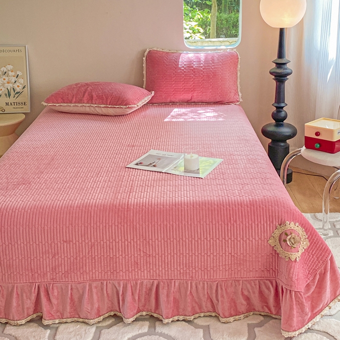 91家纺网 家纺一手货源 找家纺 胜权家纺 2024秋冬新款婴儿绒夹棉圆角花边简约风纯色牛奶绒床盖三件套 流绪花梦粉