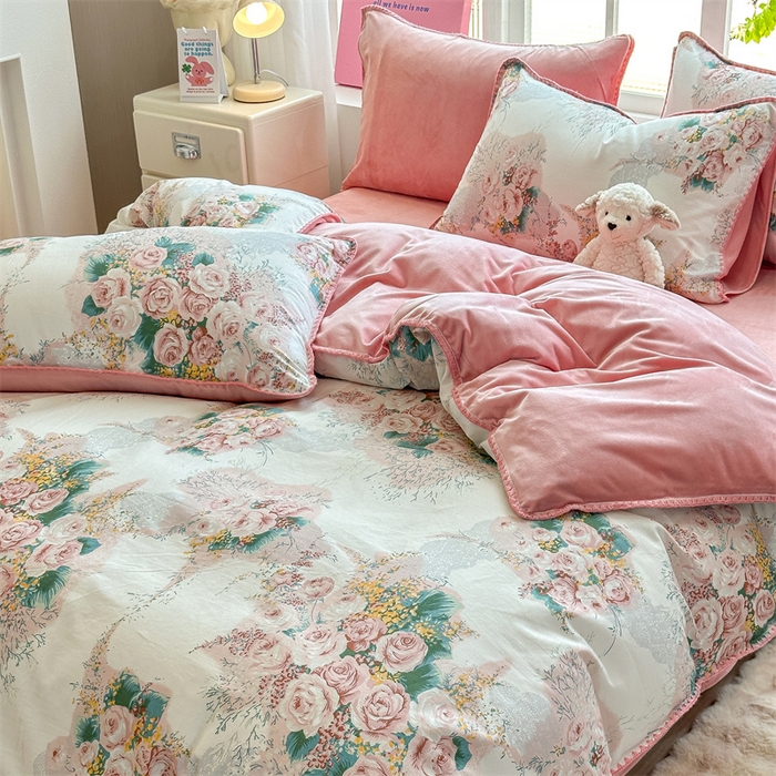 91家纺网 家纺一手货源 找家纺 2025新款三角针贝壳边棉加牛奶绒工艺款四件套 浪漫花舞