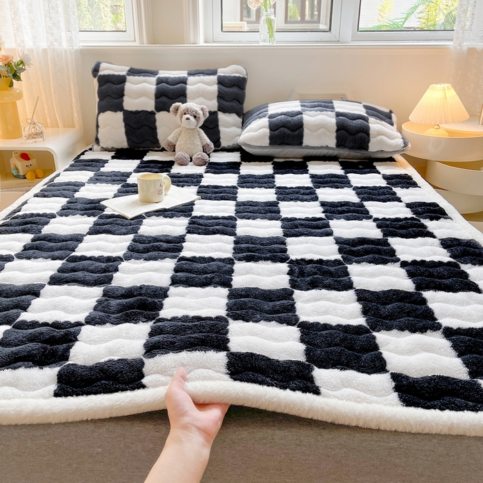 91家纺网 家纺一手货源 找家纺 2024秋冬加厚床垫床褥子北极绒印花泰迪绒床褥床护垫三件套-160g夹棉 棋盘格-黑白