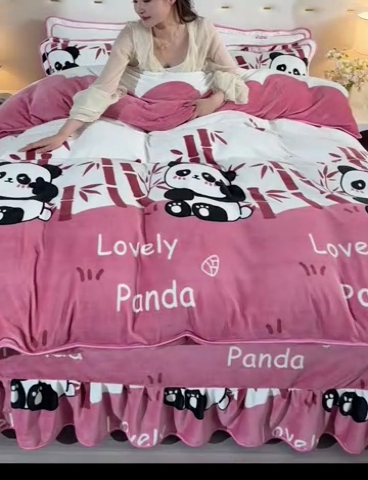 91家纺网 家纺一手货源 找家纺 阿亮家居 2024新款8.5斤保暖牛奶绒金貂绒床裙款四件套 小熊猫