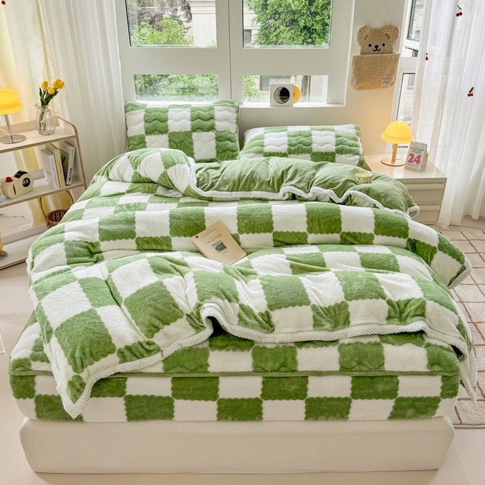 91家纺网 家纺一手货源 找家纺 2024新款A类北极绒格子-条纹系列宽包边加厚被套（自然光图） 棋盘格-豆绿