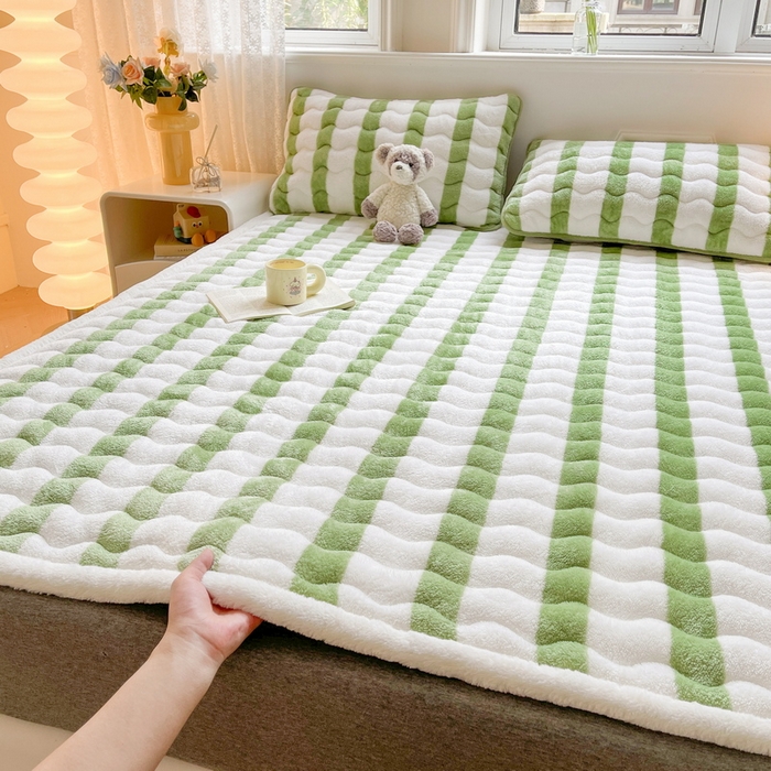 91家纺网 家纺一手货源 找家纺 2024秋冬加厚床垫床褥子北极绒印花泰迪绒床褥床护垫三件套-160g夹棉 条纹-豆绿