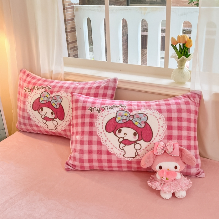 91家纺网 家纺一手货源 找家纺 金爱家 2024新款三丽鸥大版加厚牛奶绒四件套-第二批 绒大版-R粉黛美乐蒂