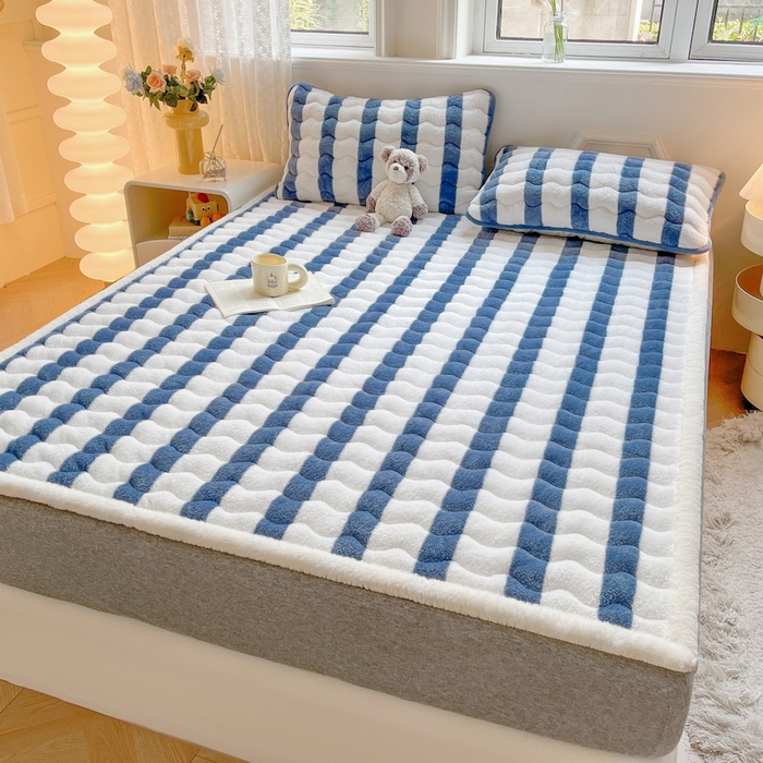 91家纺网 家纺一手货源 找家纺 2024秋冬加厚床垫床褥子北极绒印花泰迪绒床褥床护垫三件套-160g夹棉 条纹-高贵蓝