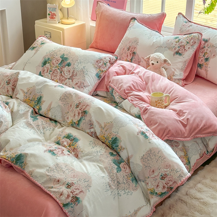 91家纺网 家纺一手货源 找家纺 2025新款三角针贝壳边棉加牛奶绒工艺款四件套 浪漫花舞