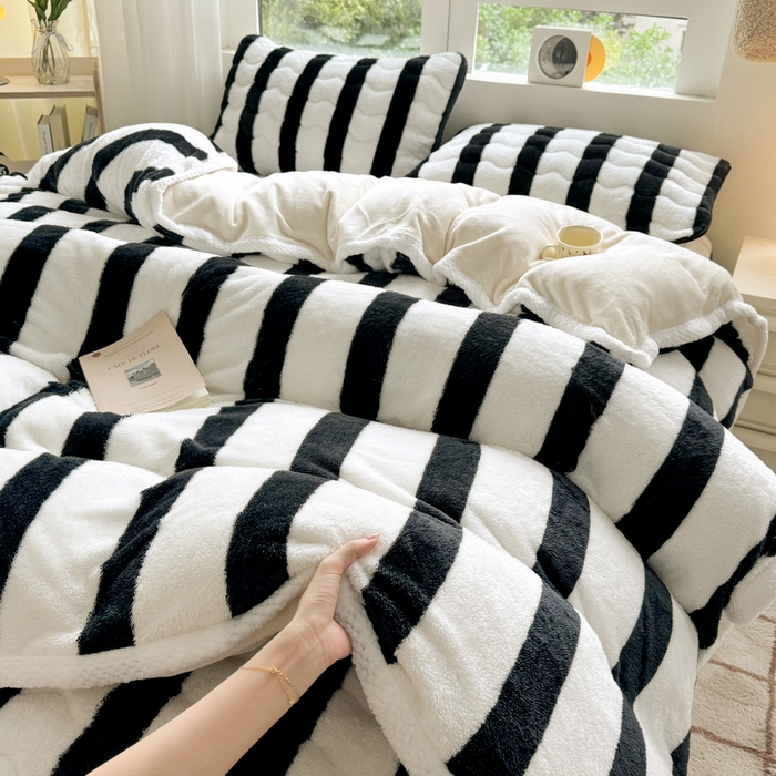 91家纺网 家纺一手货源 找家纺 2024新款A类北极绒格子-条纹系列宽包边加厚被套（自然光图） 条纹-黑白
