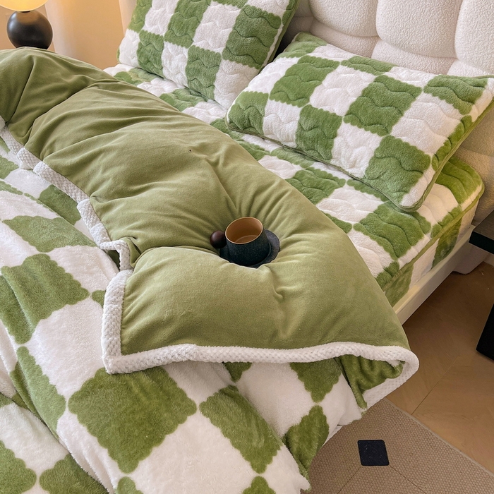 91家纺网 家纺一手货源 找家纺 2024新款A类北极绒格子-条纹系列宽包边加厚被套（暖光图） 棋盘格-豆绿