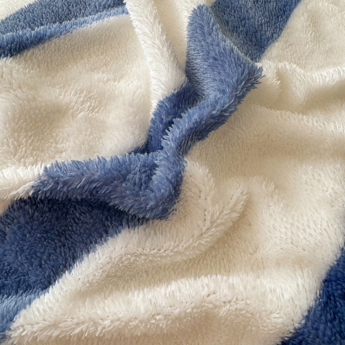 91家纺网 家纺一手货源 找家纺 2024新款A类北极绒格子-条纹系列宽包边加厚被套（暖光图） 条纹-高贵蓝
