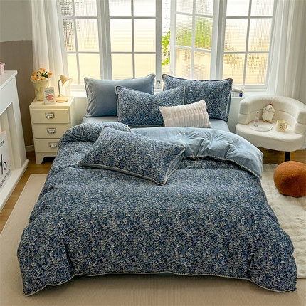 2025新款三角针贝壳边棉加牛奶绒工艺款四件套 蓝底小花