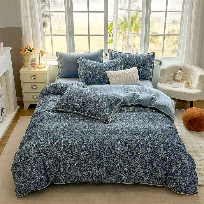 91家纺网 家纺一手货源 找家纺 2025新款三角针贝壳边棉加牛奶绒工艺款四件套 蓝底小花