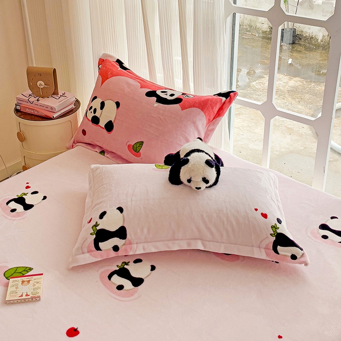 91家纺网 家纺一手货源 找家纺 名兮家居 2024新款时尚卡通风高克重牛奶绒床单-盖毯 彩虹熊猫-粉