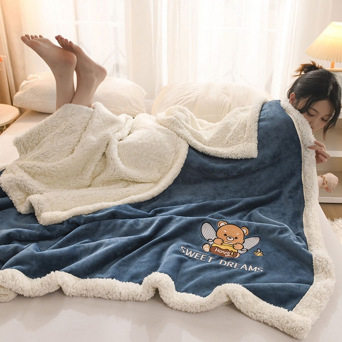 91家纺网 家纺一手货源 找家纺 2025新款毛毯AB版牛奶绒+羊羔绒毯子复合多功能午睡毯 美梦-午夜蓝