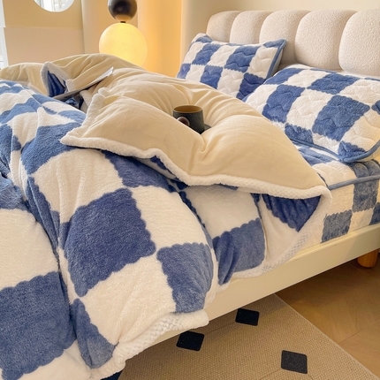 91家纺网 家纺一手货源 找家纺 （总）2024新款A类北极绒格子-条纹系列宽包边加厚被套（暖光图）