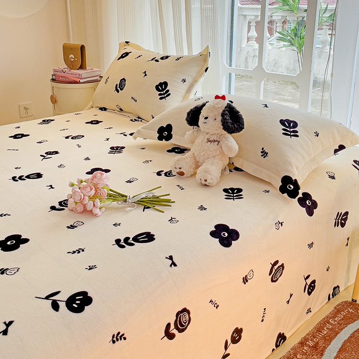 91家纺网 家纺一手货源 找家纺 名兮家居 2024新款时尚卡通风高克重牛奶绒床单-盖毯 花溪
