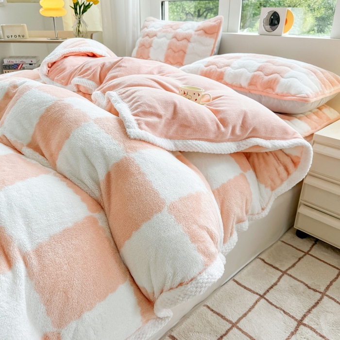 91家纺网 家纺一手货源 找家纺 2024新款A类北极绒格子-条纹系列宽包边加厚被套（自然光图） 棋盘格-粉玉