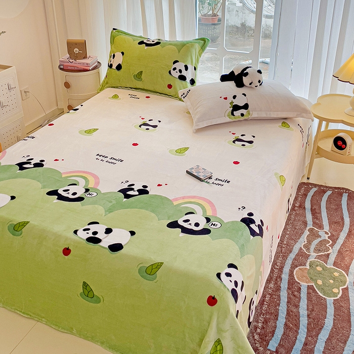 91家纺网 家纺一手货源 找家纺 名兮家居 2024新款时尚卡通风高克重牛奶绒床单-盖毯 彩虹熊猫-果绿