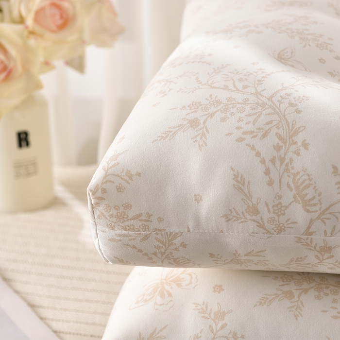 91家纺网 家纺一手货源 找家纺 圣楚家纺 2024新款云朵护颈枕枕头枕芯45*60cm 逐风