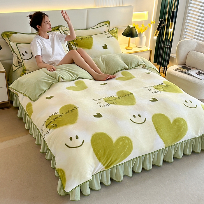 91家纺网 家纺一手货源 找家纺 富缦庭 2024新款8-9斤小包边床裙款牛奶绒印花四件套 怦然心动