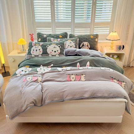 91家纺网 家纺一手货源 找家纺 2024秋冬新款牛奶绒加厚夹棉床褥垫+牛奶绒被套四件套欢乐派对