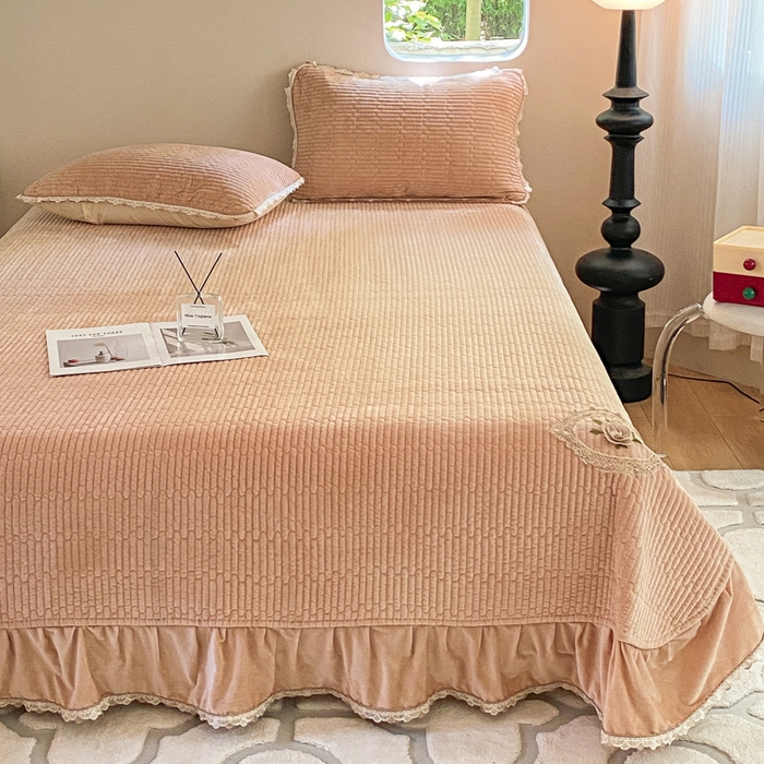 91家纺网 家纺一手货源 找家纺 胜权家纺 2024秋冬新款婴儿绒夹棉圆角花边简约风纯色牛奶绒床盖三件套 流绪花梦咖