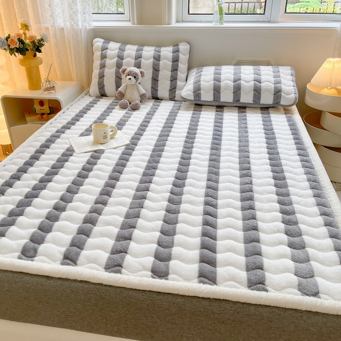 91家纺网 家纺一手货源 找家纺 2024秋冬加厚床垫床褥子北极绒印花泰迪绒床褥床护垫三件套-160g夹棉 条纹-灰色