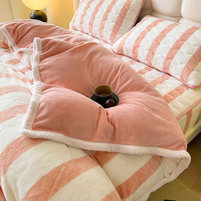 91家纺网 家纺一手货源 找家纺 2024新款A类北极绒格子-条纹系列宽包边加厚被套（暖光图） 条纹-粉玉