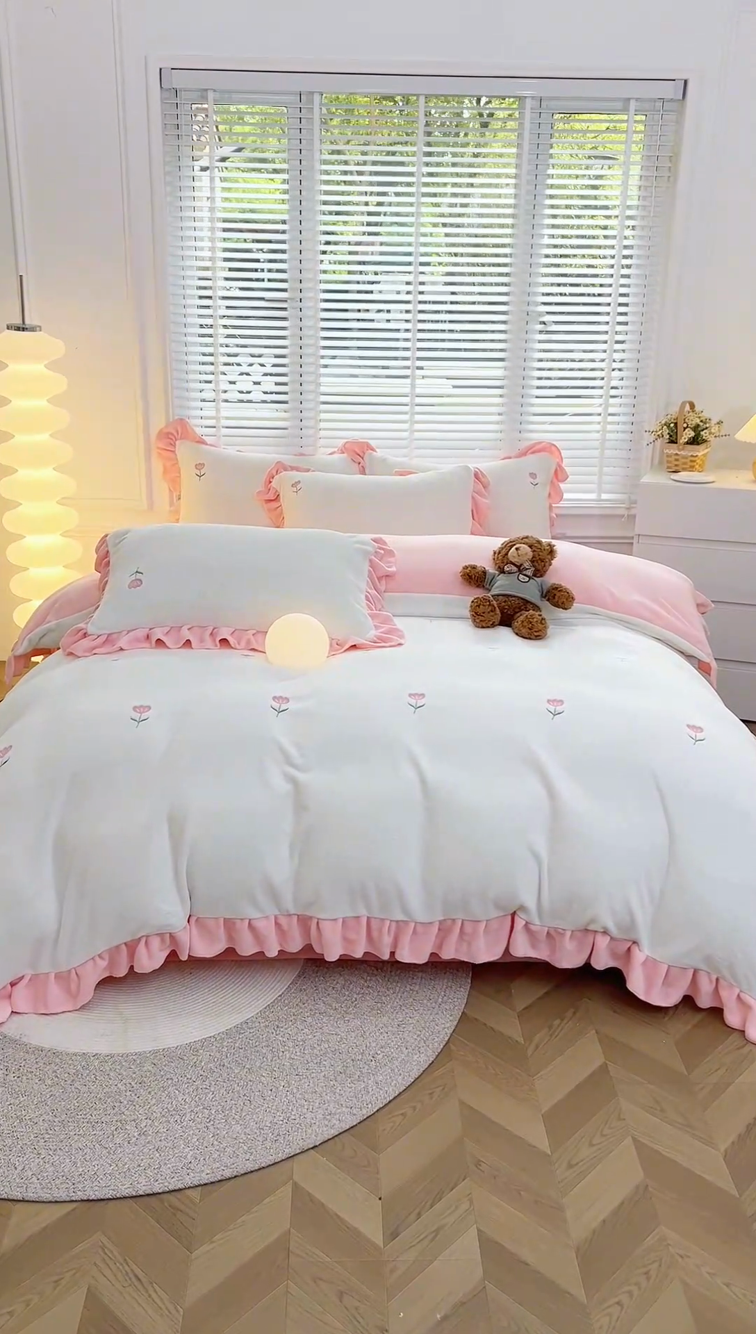 91家纺网 家纺一手货源 找家纺 金麦家纺 2024新款花边款牛奶绒四件套 粉色花朵