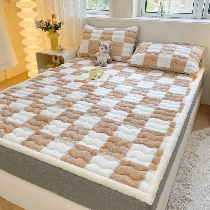 91家纺网 家纺一手货源 找家纺 2024秋冬加厚床垫床褥子北极绒印花泰迪绒床褥床护垫三件套-160g夹棉 棋盘格-奶咖