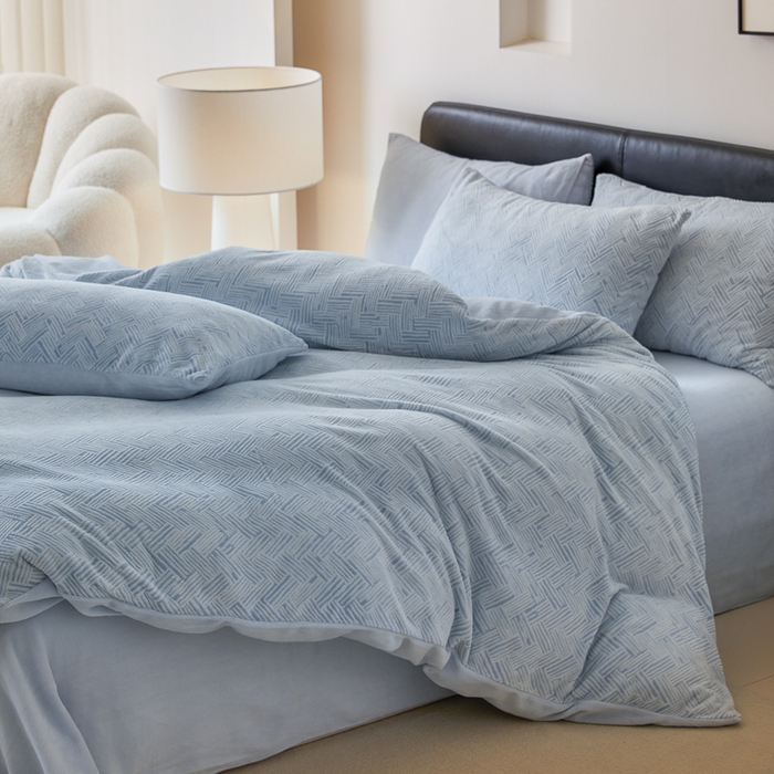 91家纺网 家纺一手货源 找家纺 优彩 2025新款雕花牛奶绒四件套烂花牛奶绒四件套 小几何-婴儿蓝