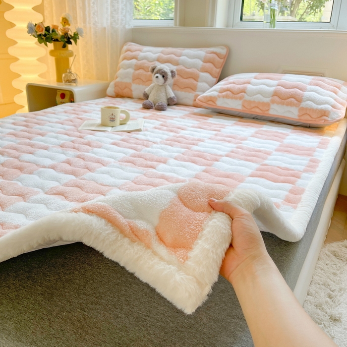 91家纺网 家纺一手货源 找家纺 2024秋冬加厚床垫床褥子北极绒印花泰迪绒床褥床护垫三件套-160g夹棉 棋盘格-粉玉