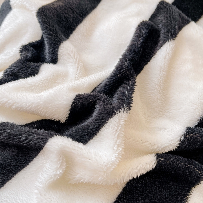 91家纺网 家纺一手货源 找家纺 2024新款A类北极绒格子-条纹系列宽包边加厚被套（暖光图） 条纹-黑白
