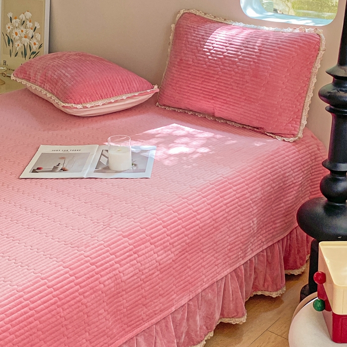 91家纺网 家纺一手货源 找家纺 （总）胜权家纺 2024秋冬新款婴儿绒夹棉圆角花边简约风纯色牛奶绒床盖三件套