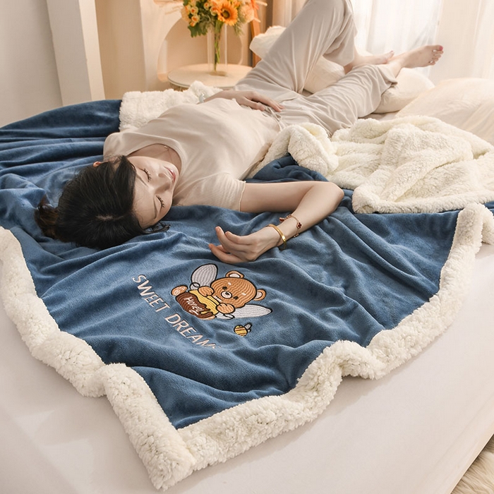 91家纺网 家纺一手货源 找家纺 2025新款毛毯AB版牛奶绒+羊羔绒毯子复合多功能午睡毯 美梦-午夜蓝