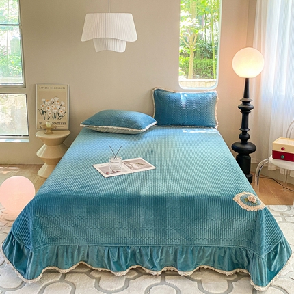 91家纺网 家纺一手货源 找家纺 （总）胜权家纺 2024秋冬新款婴儿绒夹棉圆角花边简约风纯色牛奶绒床盖三件套