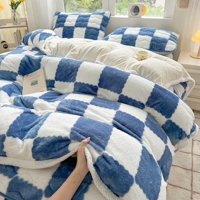 91家纺网 家纺一手货源 找家纺 2024新款A类北极绒格子-条纹系列宽包边加厚被套（自然光图） 棋盘格-高贵蓝