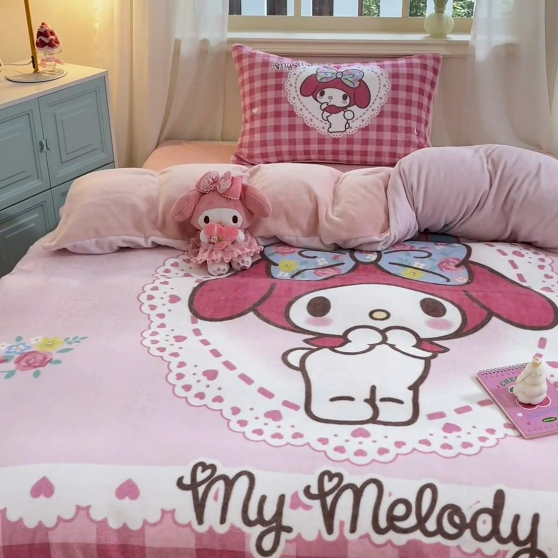 91家纺网 家纺一手货源 找家纺 金爱家 2024新款三丽鸥大版加厚牛奶绒四件套-第二批 绒大版-R粉黛美乐蒂