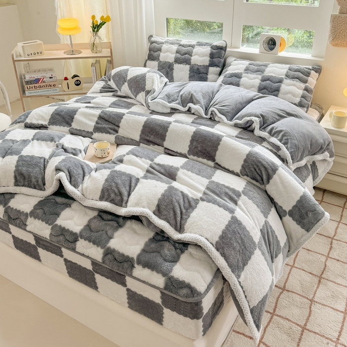 91家纺网 家纺一手货源 找家纺 2024新款A类北极绒格子-条纹系列宽包边加厚被套（自然光图） 棋盘格-灰色
