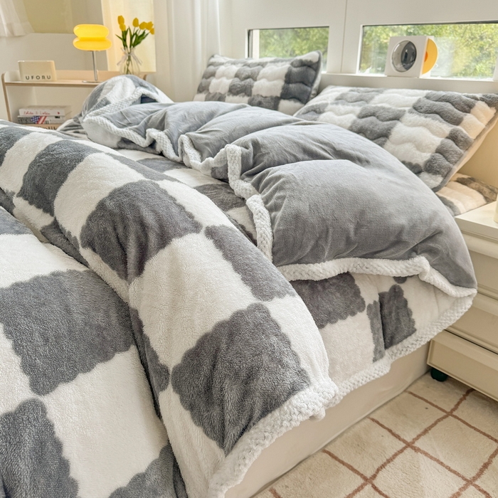 91家纺网 家纺一手货源 找家纺 2024新款A类北极绒格子-条纹系列宽包边加厚被套（自然光图） 棋盘格-灰色