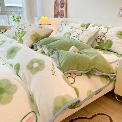 91家纺网 家纺一手货源 找家纺 2024新款A类牛奶绒包边款加厚保暖被套-印花款（机包边款）蓓蕾兔-绿