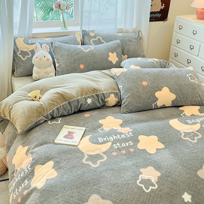 91家纺网 家纺一手货源 找家纺 慕澄家纺 2024新款小清新可爱印花牛奶绒加厚保暖四件套 星星月亮