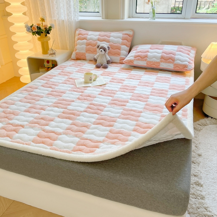 91家纺网 家纺一手货源 找家纺 2024秋冬加厚床垫床褥子北极绒印花泰迪绒床褥床护垫三件套-160g夹棉 棋盘格-粉玉