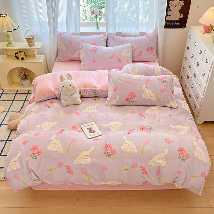 91家纺网 家纺一手货源 找家纺 慕澄家纺 2024新款小清新可爱印花牛奶绒加厚保暖四件套 花丛嬉戏