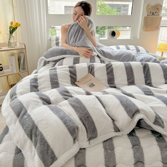 91家纺网 家纺一手货源 找家纺 2024新款A类北极绒格子-条纹系列宽包边加厚被套（自然光图） 条纹-灰色