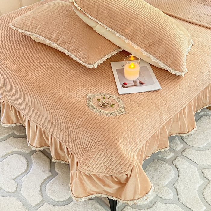 91家纺网 家纺一手货源 找家纺 胜权家纺 2024秋冬新款婴儿绒夹棉圆角花边简约风纯色牛奶绒床盖三件套 流绪花梦咖