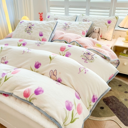 91家纺网 家纺一手货源 找家纺 2024秋冬新款牛奶绒加厚夹棉床褥垫+牛奶绒被套四件套安妮兔