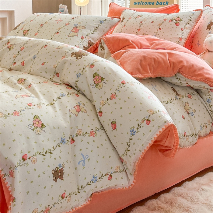 91家纺网 家纺一手货源 找家纺 2025新款三角针贝壳边棉加牛奶绒工艺款四件套 花香小兔