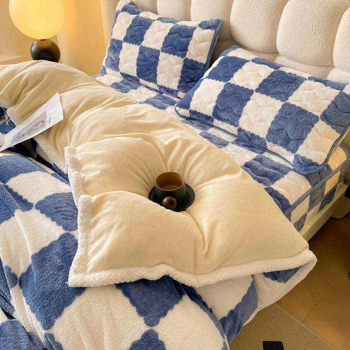 91家纺网 家纺一手货源 找家纺 2024新款A类北极绒格子-条纹系列宽包边加厚被套（暖光图） 棋盘格-高贵蓝