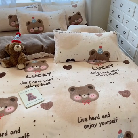 91家纺网 家纺一手货源 找家纺 慕澄家纺 2024新款小清新可爱印花牛奶绒加厚保暖四件套 点点熊仔