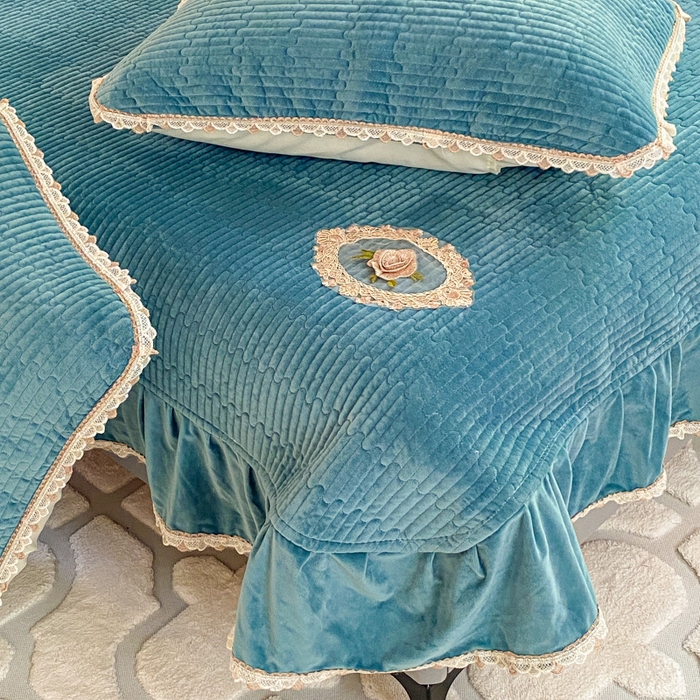 91家纺网 家纺一手货源 找家纺 胜权家纺 2024秋冬新款婴儿绒夹棉圆角花边简约风纯色牛奶绒床盖三件套 流绪花梦蓝