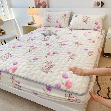 91家纺网 家纺一手货源 找家纺 2024秋冬牛奶绒加厚夹棉床笠三件套印花床垫保护套罩安妮兔